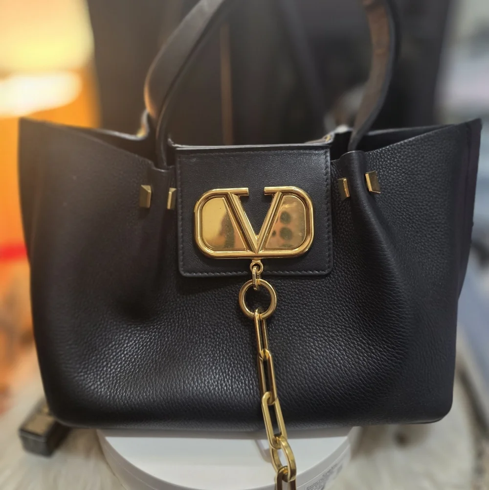 Pre-owned Valentino Garavani VLogo Escape tote. - Picture 2 of 2